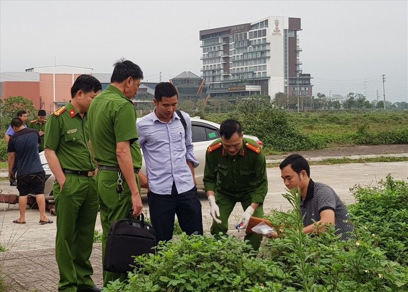 Lực lượng chức năng khám nghiệm hiện trường. Ảnh: NT