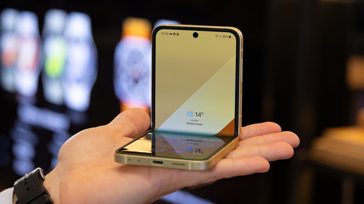 Samsung Galaxy Z Flip8 màu kem mở FlexMode trên lòng bàn tay