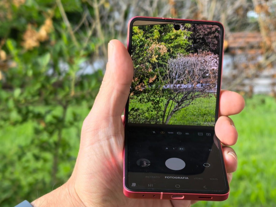 Samsung Galaxy Z Flip8 màu hồng mở với giao diện camera ngoài trời