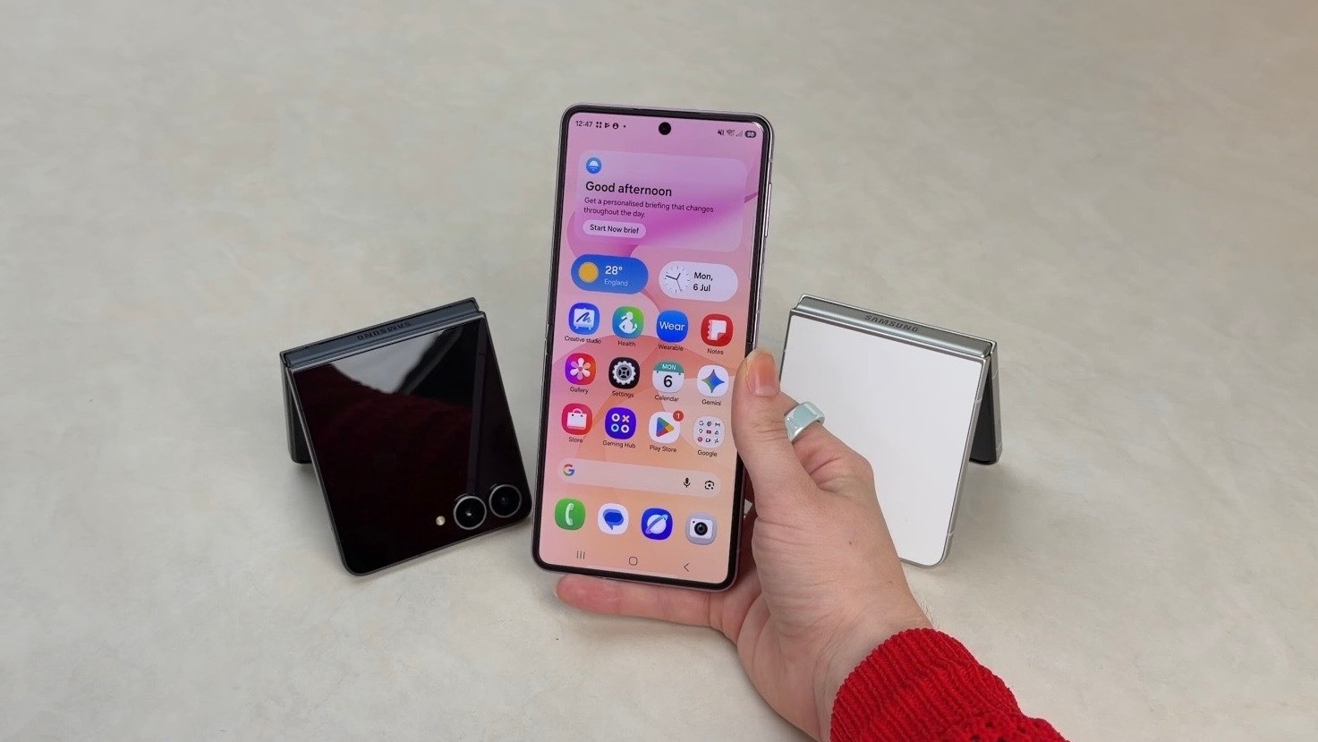 Ba Samsung Galaxy Z Flip8 với màn hình chính, mặt lưng Graphite và Cream