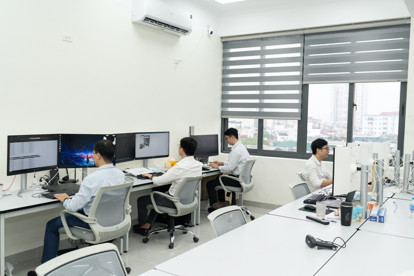 Description: Description: A group of people sitting at computers

Description automatically generated