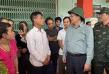 Phó Thủ tướng Hồ Quốc Dũng thăm hỏi, động viên người dân bị ảnh hưởng do sạt lở đất tại Quảng Ngãi