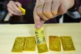 Giá vàng hôm nay (22/10): Trong nước tiếp tục tăng cao, thế giới tụt dốc