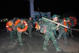 Chùm ảnh: Lực lượng vũ trang hỗ trợ các địa bàn trọng điểm ứng phó bão số 13