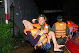 Lực lượng vũ trang đã cứu nhiều người dân bị cô lập sau bão số 13