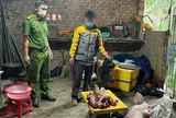 Phát hiện người đàn ông mua lợn chết về mổ lấy thịt đem bán ra thị trường