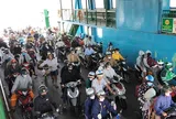 Dòng người cuồn cuộn qua phà Cát Lái chiều mùng 5 Tết, nhịp sống Tp.HCM sôi động trở lại