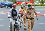 Rất nhiều người đi xe máy mắc lỗi này mỗi ngày mà không biết có thể bị phạt tới 14 triệu đồng