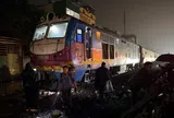 NÓNG: Xe tải va chạm với tàu hỏa, nhiều người bị mắc kẹt