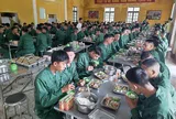 Bữa cơm đầu tiên của 205 tân binh sau khi nhập ngũ