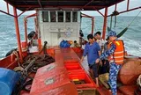 Cảnh sát biển kiểm tra, tạm giữ tàu cá chở khoảng 22.000 lít dầu không rõ nguồn gốc