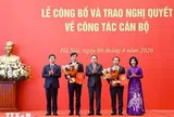 Chủ tịch Quốc hội Trần Thanh Mẫn trao Nghị quyết phê chuẩn Trưởng Đoàn đại biểu Quốc hội