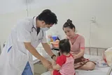 Bệnh tay chân miệng vào mùa, bệnh viện ở Đà Nẵng đón hàng trăm ca mỗi ngày