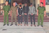 Ba thanh niên 18 tuổi bị triệu tập vì lạng lách, "múa dao" phóng lợn trên đường