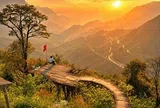 Du khách thích thú ngắm hoàng hôn trên đỉnh đèo Ô Quy Hồ