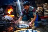 Nghề hấp cá, mực ở Quy Nhơn: Giữ lửa trong gian bếp nồng mùi biển