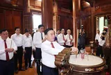 Thường trực Ban Bí thư dâng hương tưởng niệm Chủ tịch Hồ Chí Minh tại Nghệ An