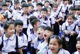 Mỗi mùa khai giảng bớt một nỗi lo: Sách giáo khoa giảm giá sâu, học sinh sắp được dùng miễn phí