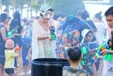 Đến biển Đà Nẵng, du khách vui 'quên lối về' khi tham gia đại chiến súng nước