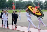 Thủ tướng Nhật Bản đặt vòng hoa viếng Chủ tịch Hồ Chí Minh và Đài tưởng niệm các Anh hùng liệt sĩ