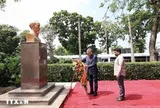Tổng Bí thư, Chủ tịch nước Tô Lâm dâng hoa tại Tượng Chủ tịch Hồ Chí Minh ở Colombo