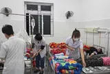 Rủ nhau ăn quả lạ, hơn 200 học sinh ngộ độc