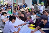 Hà Nội: Hàng trăm người cao tuổi phấn khởi đi khám sức khoẻ miễn phí