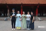 Sĩ tử Hà Nội đến Văn Miếu cầu may, giữ tinh thần thoải mái trước kỳ thi vào lớp 10