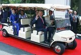 Tổng thống Philippines tự lái xe điện chở Tổng Bí thư, Chủ tịch nước Tô Lâm và Phu nhân