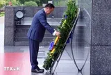 Thủ tướng Thái Lan vào Lăng viếng Chủ tịch Hồ Chí Minh