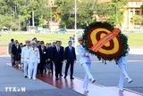 Thủ tướng Lào tưởng niệm các anh hùng liệt sĩ và vào Lăng viếng Chủ tịch Hồ Chí Minh