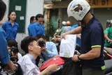 Người cha làm “đôi chân” đưa con đến phòng thi tốt nghiệp THPT 2026