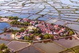Ngôi làng độc đáo như 'ốc đảo' ngủ quên