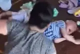 Công an xác minh clip bé trai nghi bị bà nội bạo hành ở Đắk Lắk