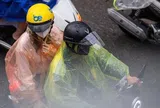 Sau chuỗi ngày nắng nóng, Hà Nội đón mưa lớn đúng giờ cao điểm