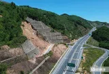 Cấm nhiều loại phương tiện lưu thông trên cao tốc La Sơn - Hòa Liên để xử lý các điểm sạt lở