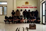 Lào Cai: Khởi tố nhóm thanh thiếu niên truy đuổi, ném chai thủy tinh vào người đi đường