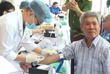 Lấy mẫu ADN thân nhân nghi liệt sĩ Huỳnh Văn Quên vừa được tìm thấy tại Công viên Lê Thị Riêng
