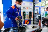 Giá xăng giảm còn 20.000 đồng/lít