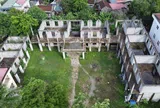 Nhà lớp học 2 tầng xây dở bỏ hoang, nhiều học sinh thiếu nhà vệ sinh