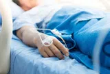 Người đàn ông 69 tuổi tử vong sau khi uống nước dừa, bác sĩ cảnh báo "sai lầm chí mạng"