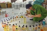Phá đường dây sản xuất, bán nước hoa giả trên Shopee, khởi tố 13 bị can