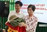 "Được tận tay chạm vào kỷ vật của cha"