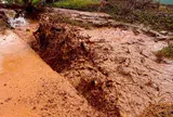 Đang khoan giếng, bất ngờ nghe tiếng nổ dưới lòng đất, nước và khí phun trào dữ dội