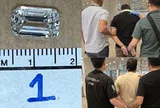Hai người đàn ông dùng chiêu ngậm hàng giả để trộm kim cương thật trong tiệm đá quý