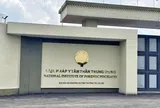 Cho bệnh nhân dùng nước sôi, cán bộ được "cảm ơn" 3 triệu đồng