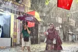 Tan tầm giữa cơn mưa như trút, nhiều tuyến phố Hà Nội chìm trong biển nước