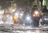 Đường phố Hà Nội ngập cục bộ rồi nhanh chóng thoát nước sau trận mưa lớn