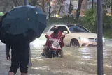 Hà Nội mưa to "sầm sập", bao giờ mới tạnh?