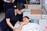 Thứ trưởng Bộ GD&ĐT động viên cô giáo mất một chân khi cứu học trò